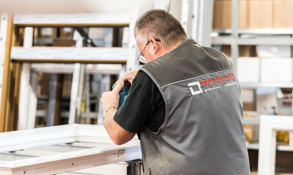 Lavorazione profili PVC Schüco nello stabilimento Dolomites Infissi a Longarone, Belluno – serramenti Made in Italy dal 1972