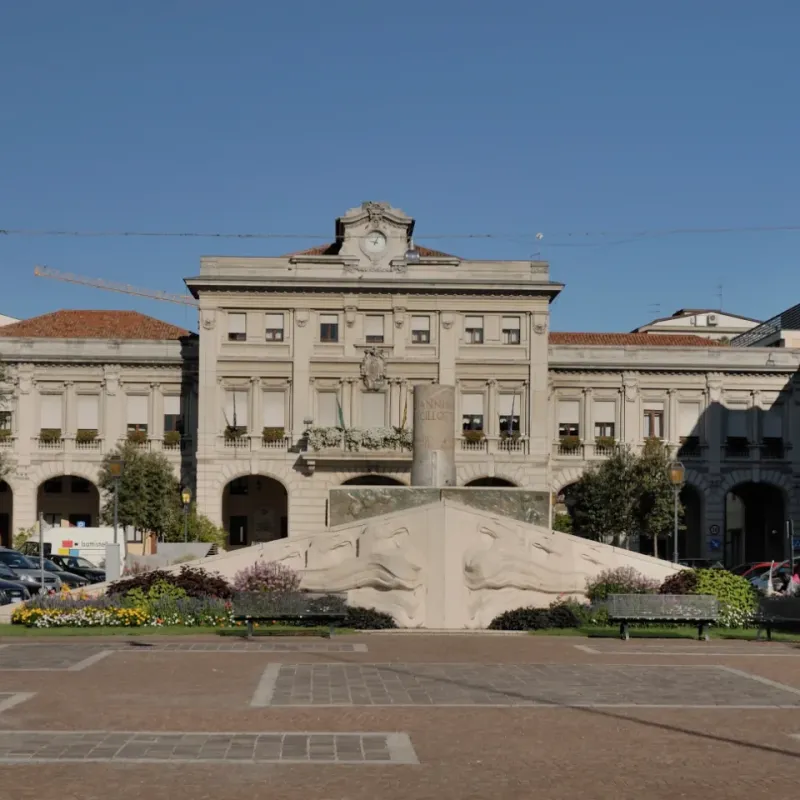Piazza Indipendenza a San Donà di Piave, sede della Fiera del Rosario 2026 con Dolomites Infissi